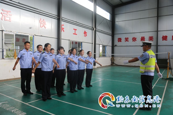 ʩ����СŮ���赹�ڵؿ��°�ĭ ������չ�_����